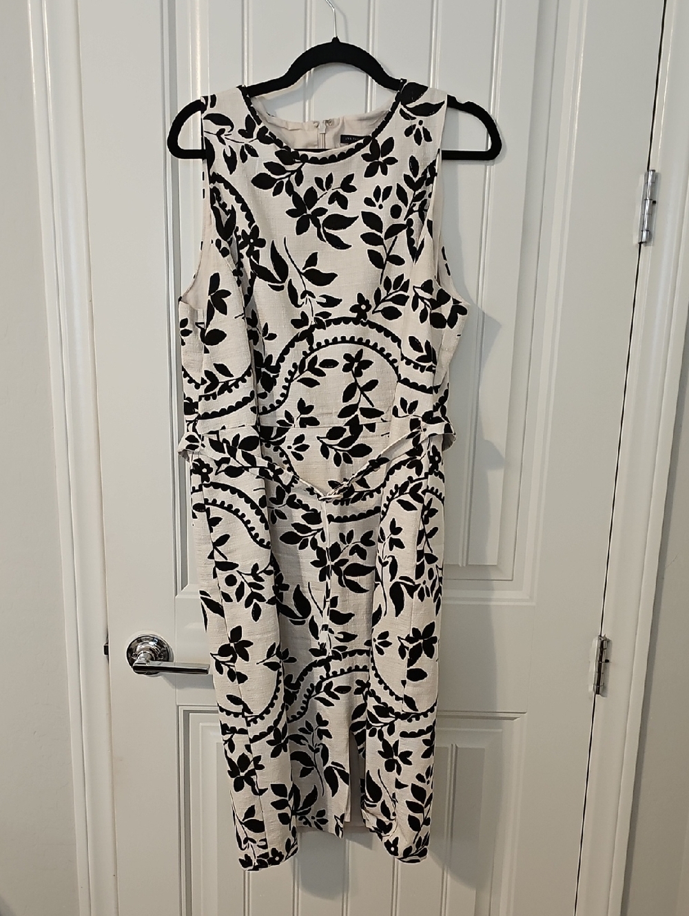 Ann Taylir Black and Cream Floral Sleeveless Midi Dress